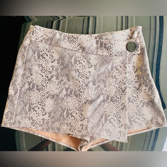 Zara Pants - Zara Basic Snake-Print Skort • Size L • Neutral Beige / Tan